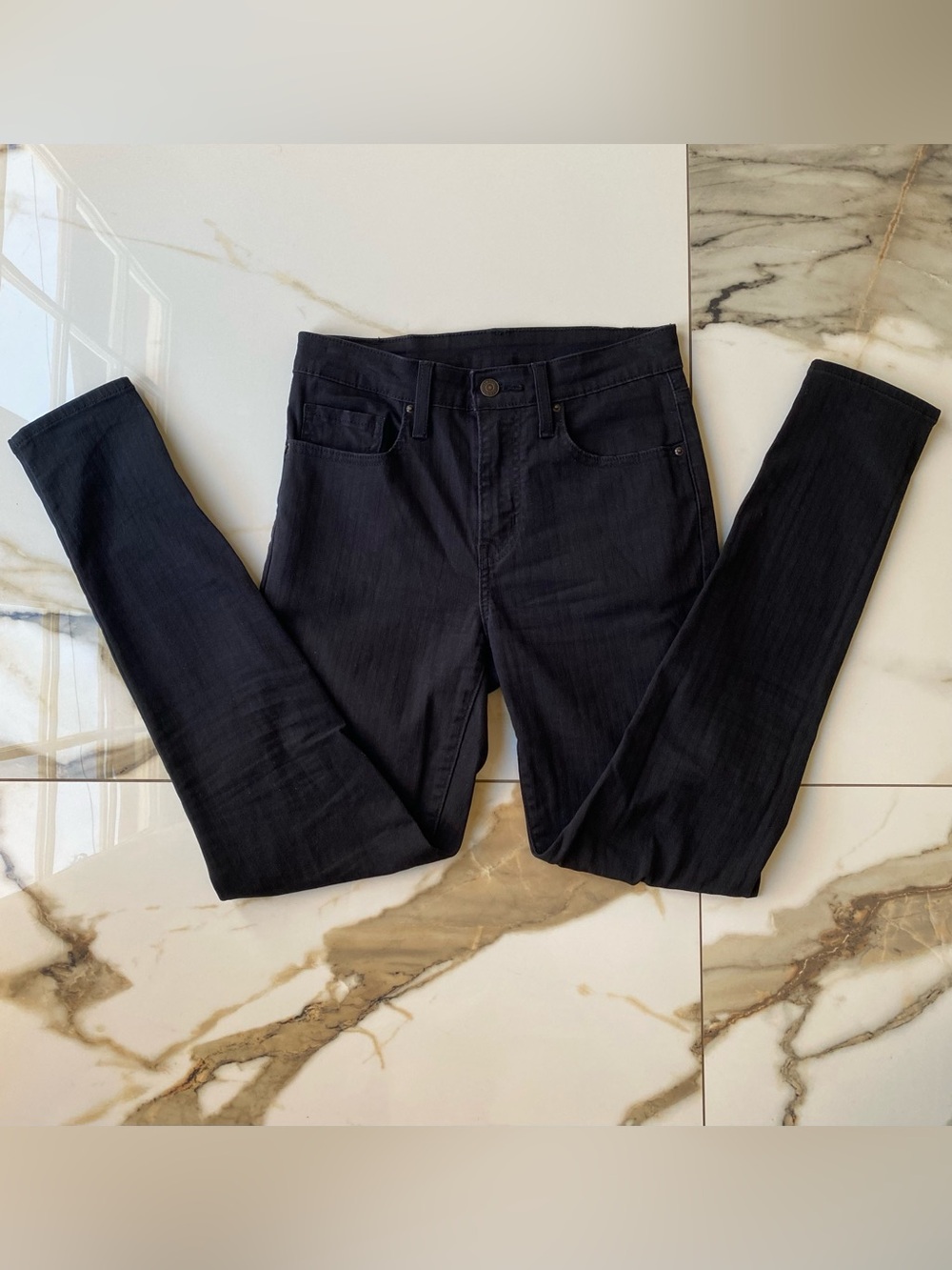 Levi's Classic Black Skinny jeans (Size W27 L30) w/five-pocket & button closure